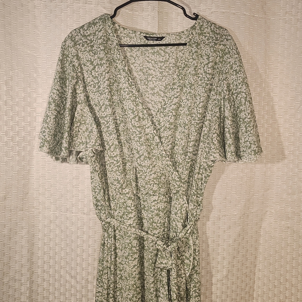 5/$16 💓Floral Green Wrap Dress Romantic And Feminine - Picture 3 of 5